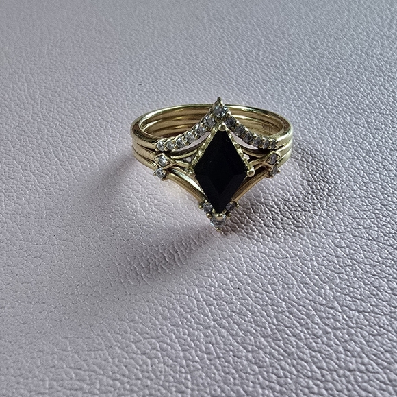 Gold and Black Onyx Ring with Vintage Design